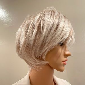 NWT 9” strawberry blonde root, platinum tips short